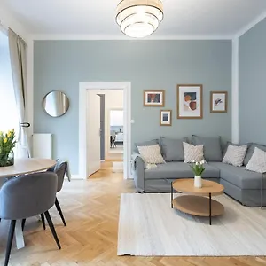 Apartment With Balcony - Trendy Neighborhood, Wien